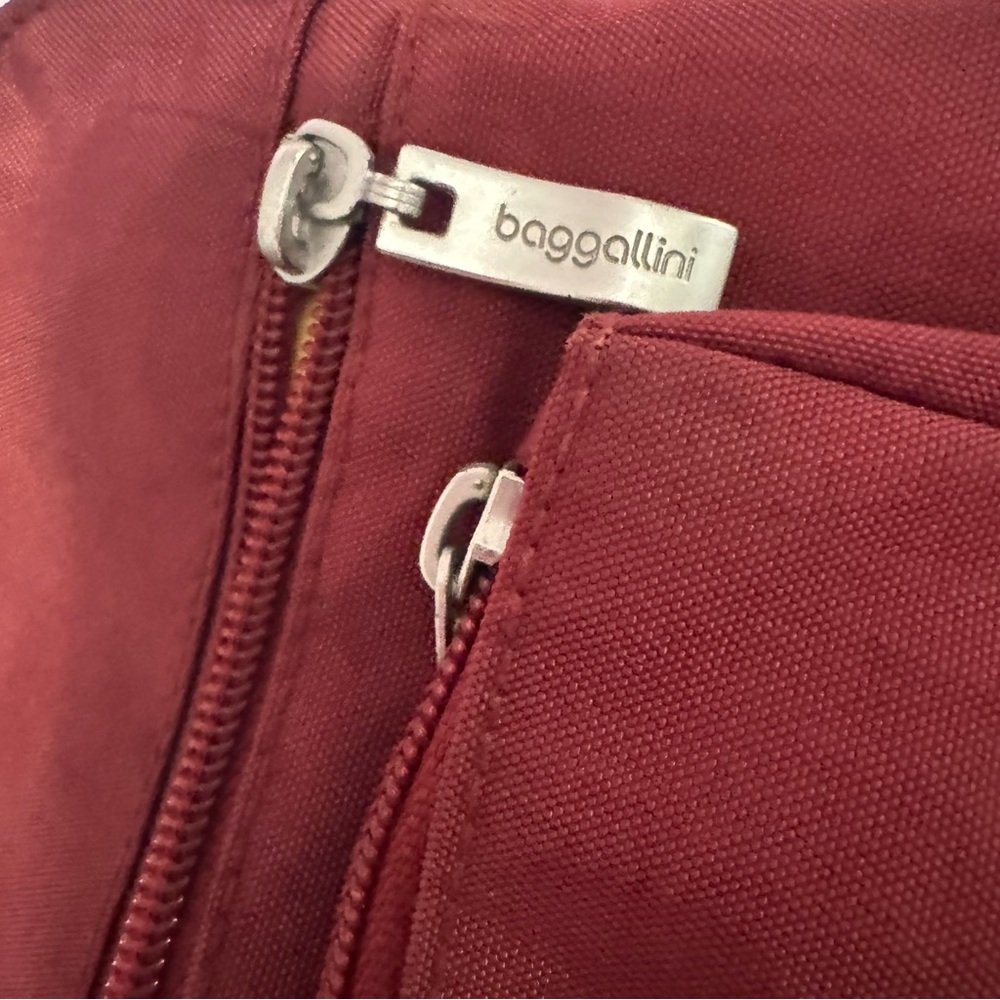 👜 Baggallini Brick Red Crossbody Travel Bag - Picture 3 of 8